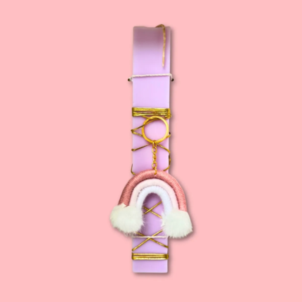 Πασχαλινή λαμπάδα πλακέ από κερί σόγιας με διακοσμητικό μακραμέ ουράνιο τόξο.