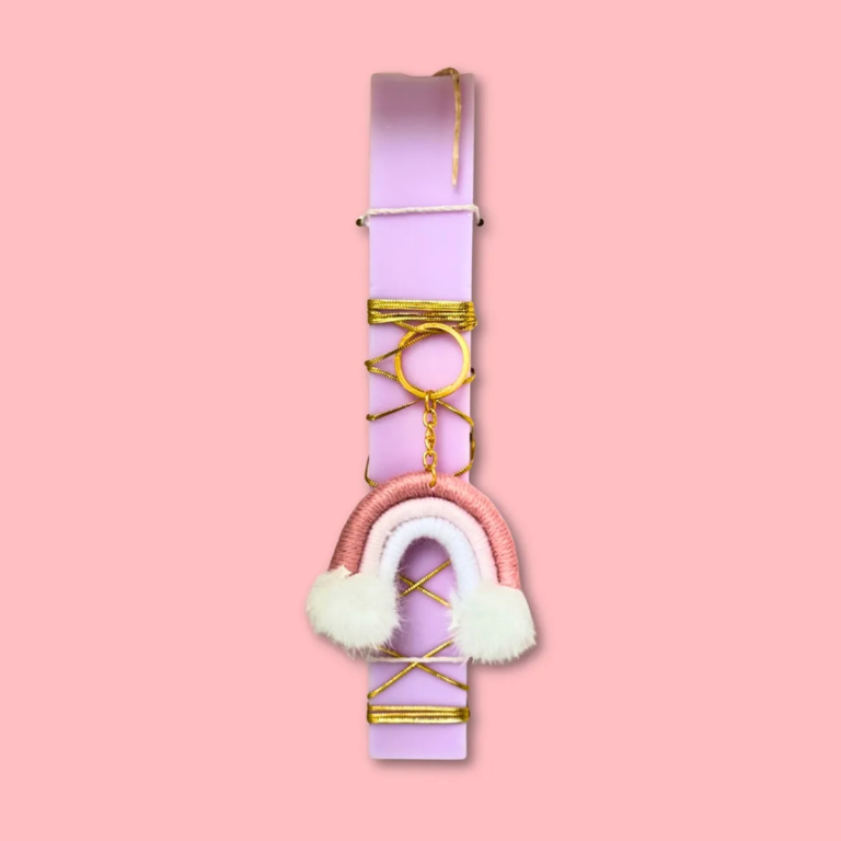 Πασχαλινή λαμπάδα πλακέ από κερί σόγιας με διακοσμητικό μακραμέ ουράνιο τόξο.