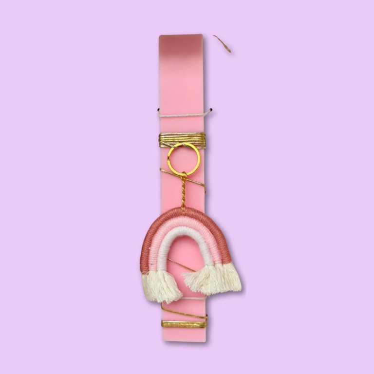 Πασχαλινή λαμπάδα πλακέ από κερί σόγιας με διακοσμητικό μακραμέ ουράνιο τόξο.