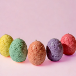 Χειροποίητο πασχαλινό κερί σόγιας σε σχήμα αυγού με λουλούδια